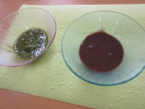 ２つのお皿に抹茶とココア色のういろうを液状にしたものが入っている写真
