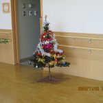 小さなクリスマスツリーが交流ホールの部屋の入口に置かれている
