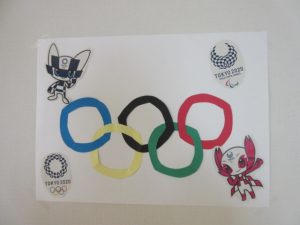手作りのオリンピックの飾りの様子