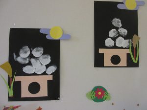 壁に色紙で作ったお月見用のお団子が飾ってある様子