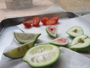 収穫したトマト、いちじく、レモンをカットした写真
