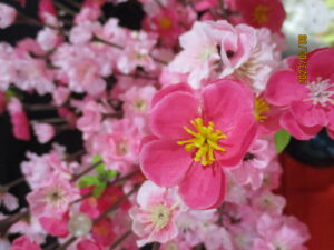 桃の造花のアップの写真