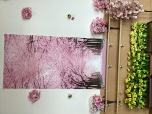 桜並木のタペストリーと菜の花の写真