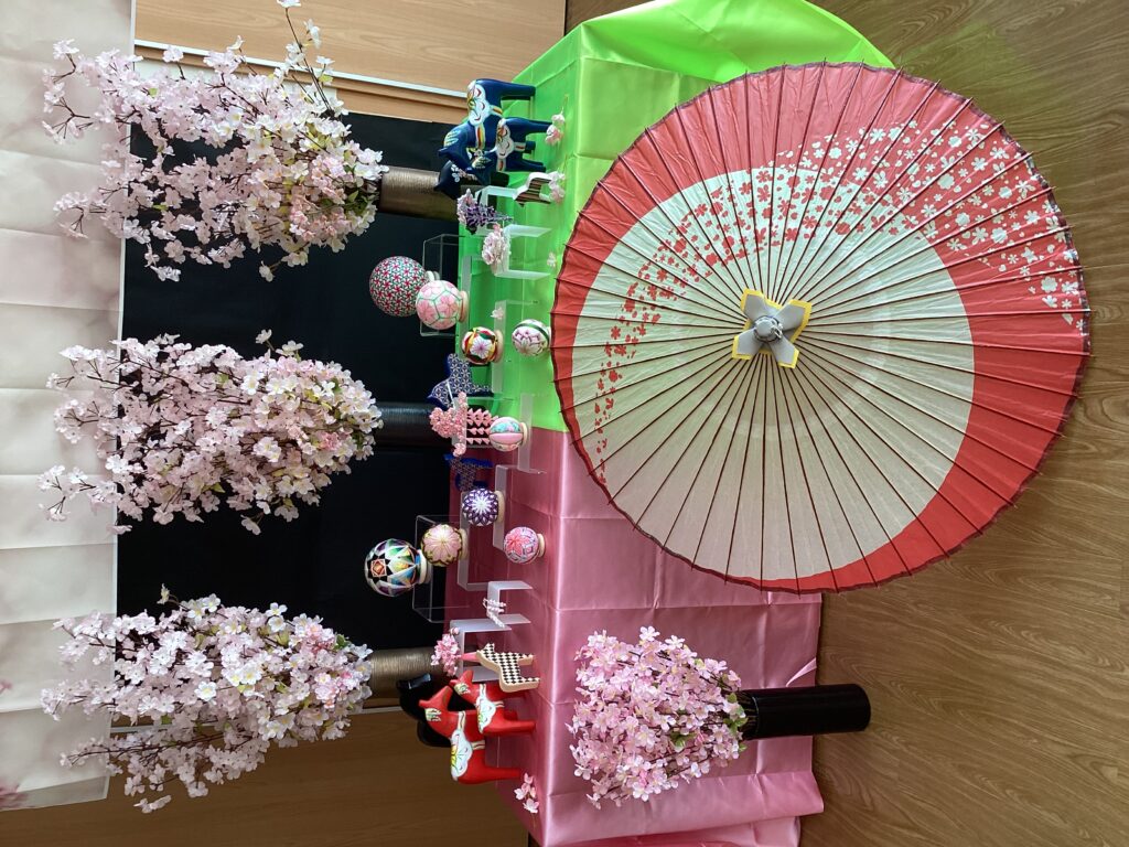 メインの飾り台の桜や手毬、番傘の写真
