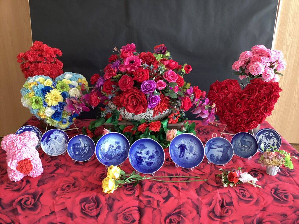 メイン飾り台のお皿のプレートや花束の写真