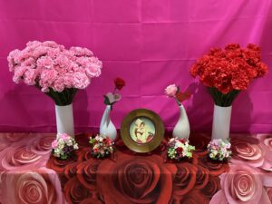 ピンクと赤のカーネーションを花瓶にそれぞれ挿した写真