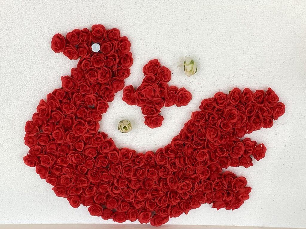 小さい赤いバラを敷き詰めて作ったティンクルなごやのマークの写真