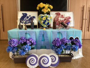 メイン飾り台の紫陽花やバラの造花で作ったティンクルマーク、ワインのボトルなどの写真