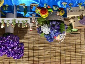 事務室脇の飾り台の様々な格好をしたカエルの置き物と紫陽花の写真