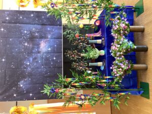 メイン飾り台の笹飾りと星空のタペストリーの写真