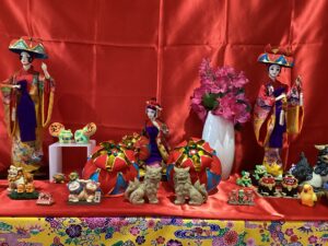 沖縄人形とシーサーの写真