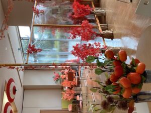 一階ホールの和傘の天井飾りや柿や栗、紅葉の写真
