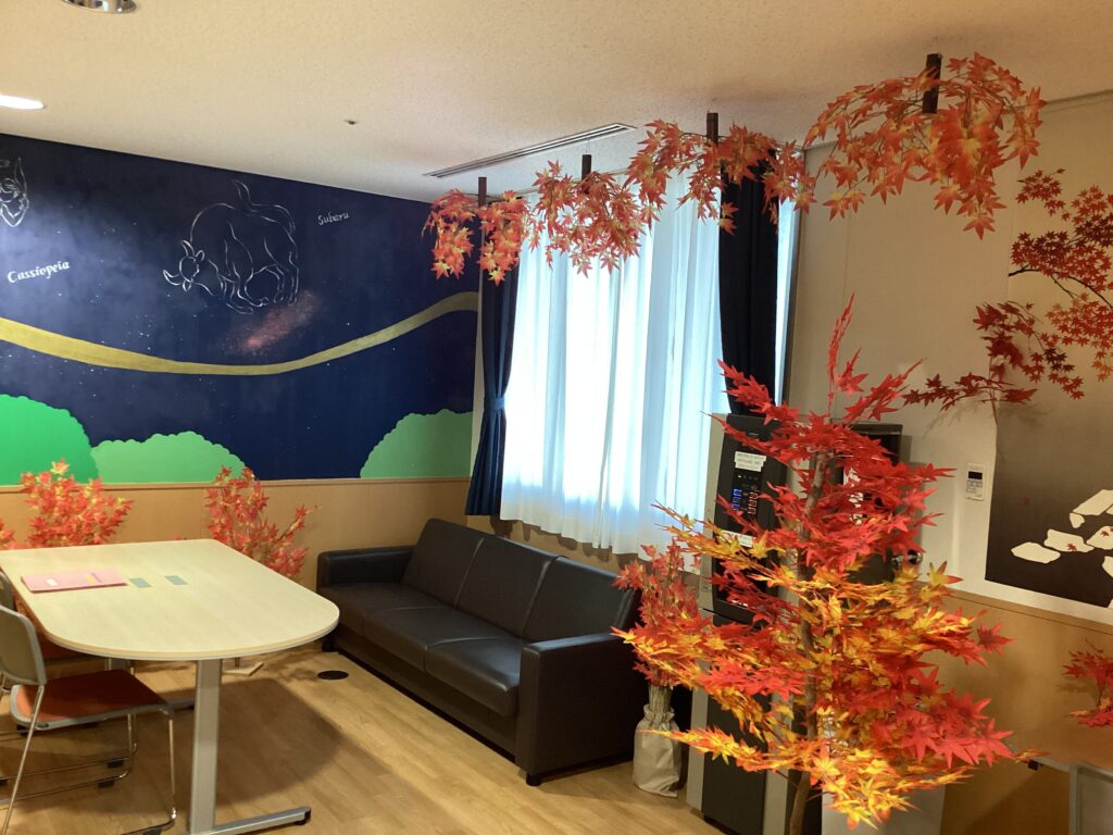 2階の面会スぺースに紅葉の木などを飾った写真