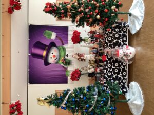 メイン飾り台の小物台を挟んで二本のクリスマスツリーが立っている写真