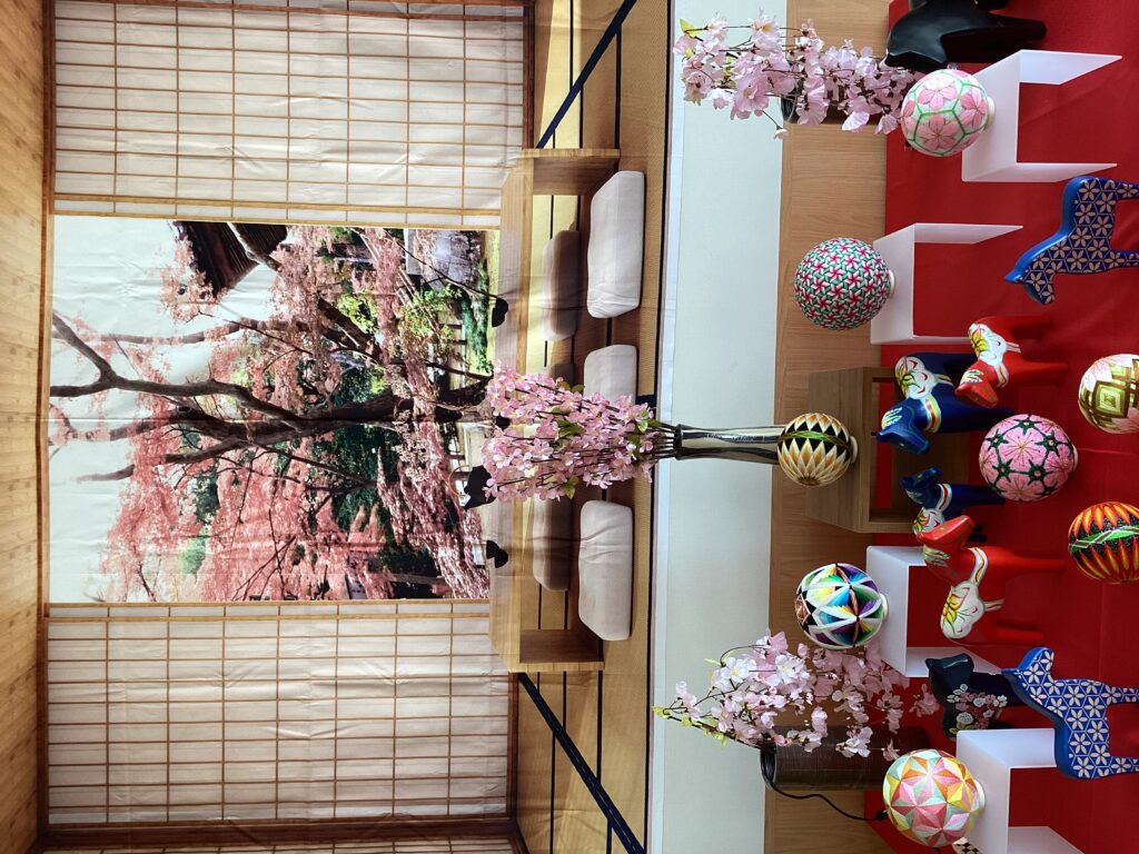 和室の障子をあけると外には満開の桜の木が満開の柄のタペストリーの写真