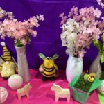 蜜蜂や馬の飾りと桜の写真