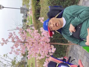 桜の立ち木飾りや和傘と一緒に外で記念撮影する利用者さんの写真９