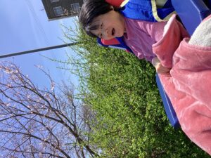 ウエルネスガーデンの桜の花と利用者さんの写真4