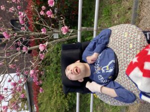 ウエルネスガーデンの桜と利用者さんの写真３