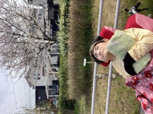ウエルネスガーデンの桜と利用者さんの写真２