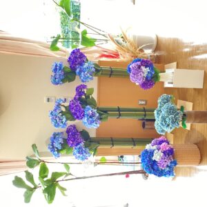紫陽花を竹の筒に生けた写真