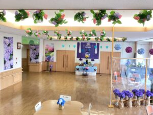 ホール全体に飾った紫陽花の写真