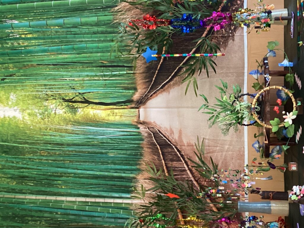 嵯峨野の竹林のような柄のタペストリーとその前に飾られた笹飾りの写真