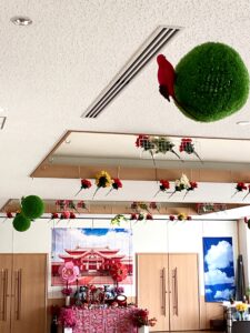 天井付近に飾った南国の花や鳥の飾りの写真