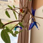 観葉植物に鳥の置き物を飾った写真