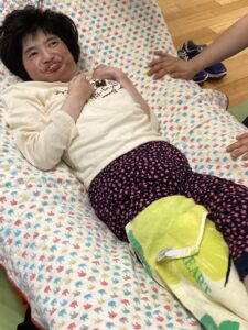 揺られながら笑顔を見せる利用者さん３の写真