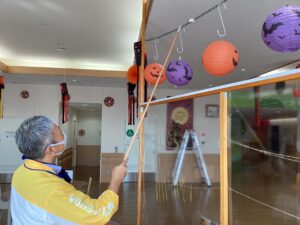 面会スペース仕切り上部にハロウィンカラーの提灯を飾っている明治安田生命のスタッフの写真