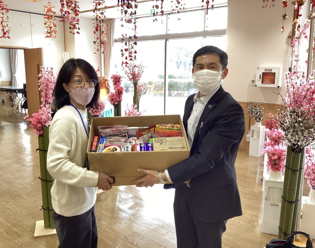 集まった食品を引き渡しの時の写真