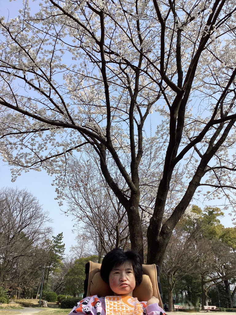 桜の花と利用者さんの写真６