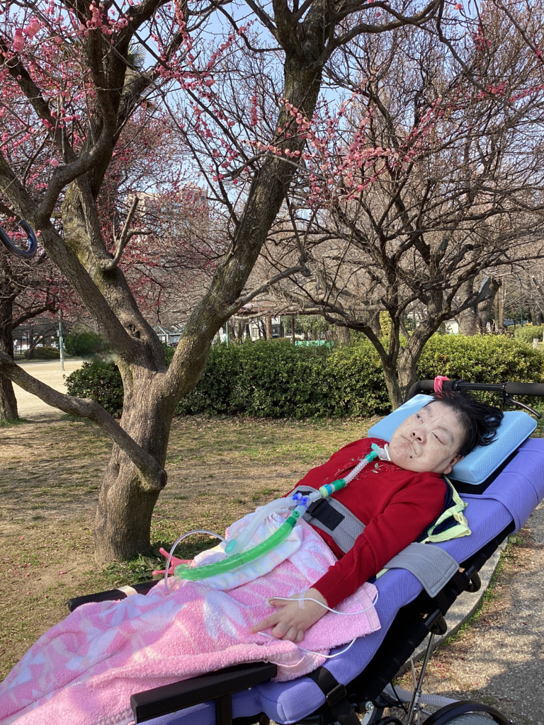 桜の花と利用者さんの写真３
