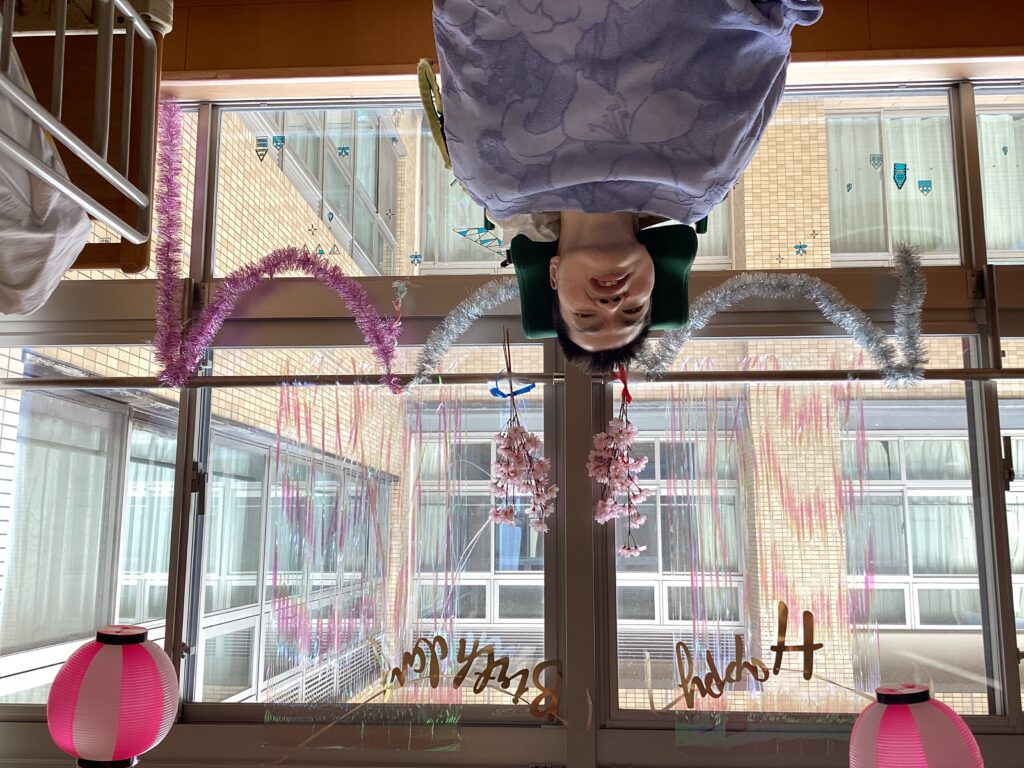 フロアに飾られたお祝い飾りの前での利用者さん2の写真
