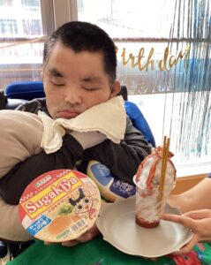 利用者さんとスガキヤのカップ麺、工作で作ったパフェと写した写真