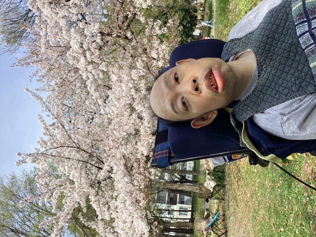 志賀公園内の桜の花と一緒に利用者さんを写したした写真3