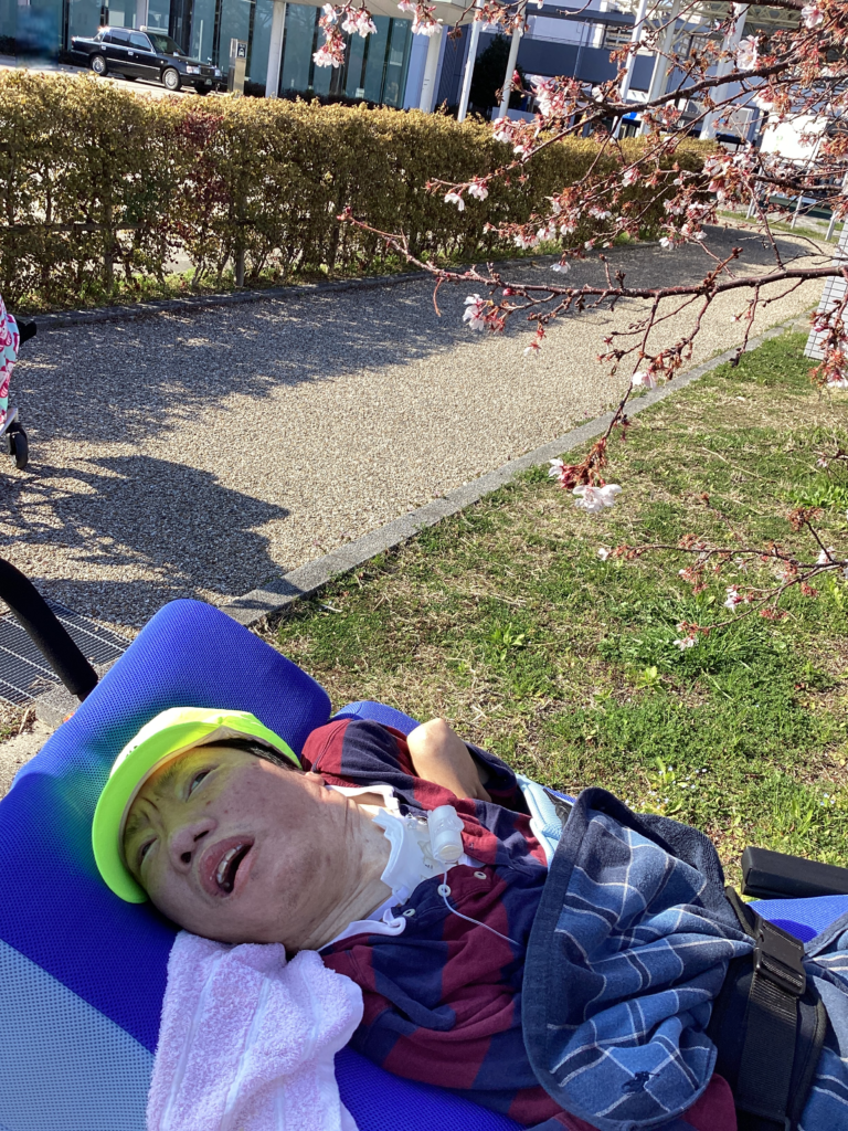桜の花と利用者さんの写真２