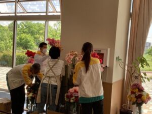花の飾りつけを行なっている男性と女性達