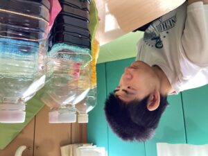 数種類ある染料を見つめる利用者さんの写真
