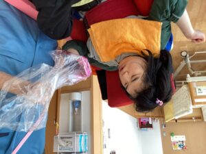 ビニール袋に入ったハンカチと染料をもみ込んでいる利用者さんの写真５