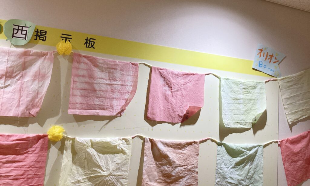 フロア内の壁に展示された複数の絞り染めタオルの写真２