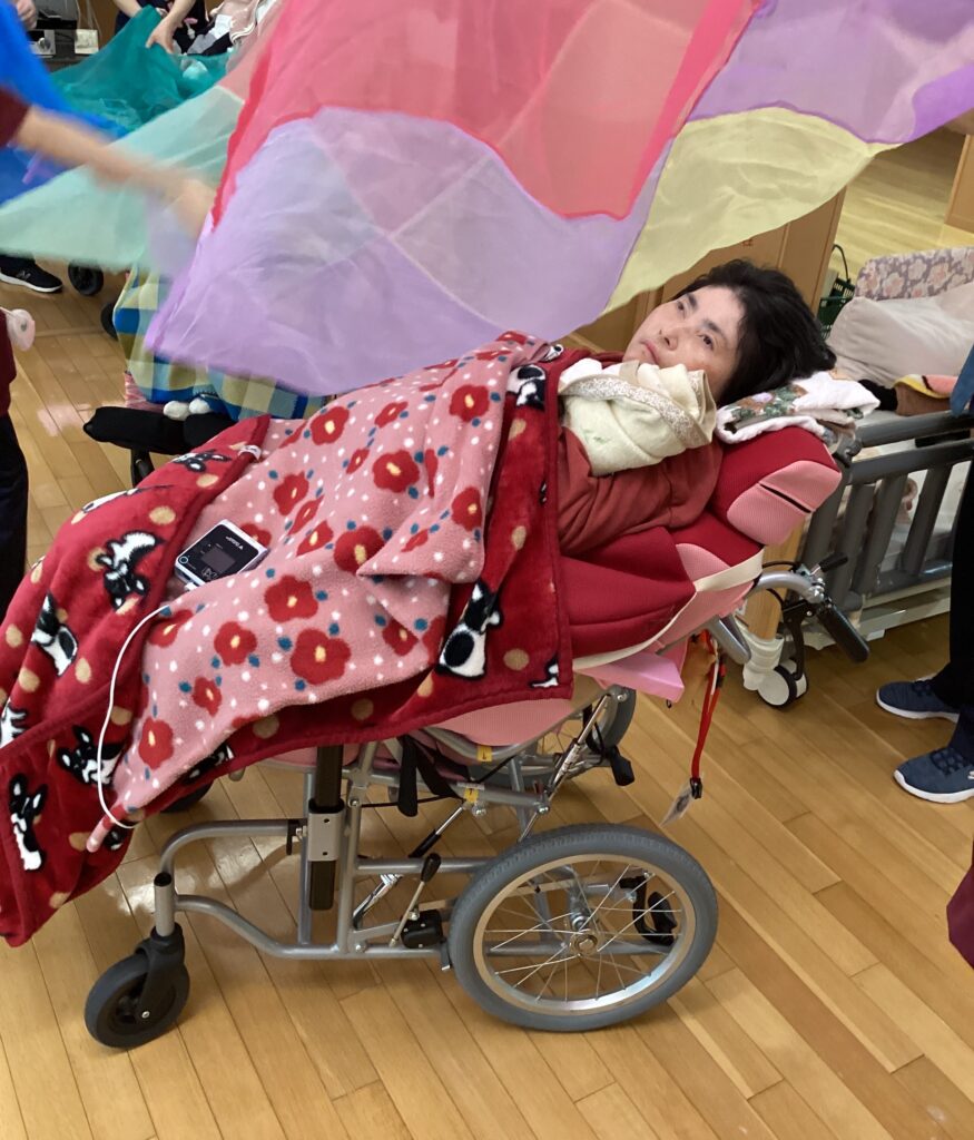 揺れるオーガンジーと利用者さんの写真２
