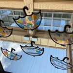 青空を背景に複数の傘のステンドグラスの完成品の写真３