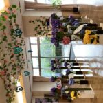 黄色いバラとたくさんの紫陽花の花