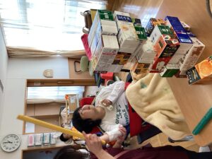 利用者さんと高くなったジェンガタワーの写真