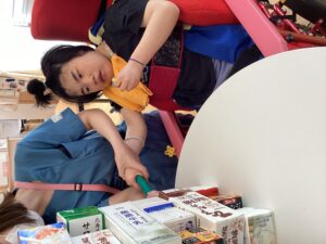 スタッフとどれを突くか相談している利用者さん２の写真