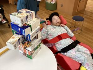 慎重に棒で突く利用者さんの写真１