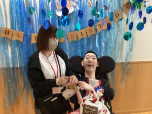 お母様と利用者さんのお誕生日会の記念写真