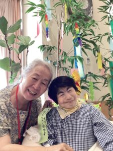 笹飾りと利用者さん母娘の写真